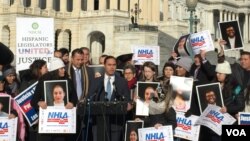 Rep. Joaquin Castro (D-Texas), speaks alongside dozens of DREAMer activists on Capitol Hill, in Washington. Jan. 19, 2018. “Every day we wait, more and more become subject to deportation,” Castro told the crowd. “As a Congress, we need to do better than that.” (V. Macchi/VOA) 