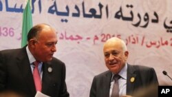 Arab League Secretary-General Nabil Elaraby (r) and Egyptian Foreign Minister Sameh Shukri leave a press conference at the conclusion of an Arab summit meeting in Sharm el-Sheikh, South Sinai, Egypt, March 29, 2015. 