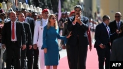 El gobernante venezolano Nicolás Maduro y su esposa Cilia Flores camina hacia el palacio federal legislativo, en Caracas, el 10 de enero de 2025.