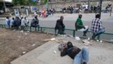 Abimukira imbere y'ikigo c'abimukira mu gisagara ca Paris, m'Ubufarnasa.