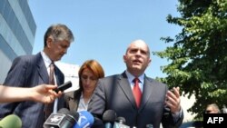 Zamenik pomoćnika državnog sekretara SAD Filip Riker odgovara na pitanja novinara u dvorištu zgrade Vlade Kosova u Prištini posle sastanka sa premijerom Kosova Hašimom Tačijem, 17. avgust 2011.