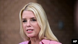 Pam Bondi, mantan jaksa agung Florida, berbicara kepada awak media dalam sebuah kesempatan di Newtown, Pennsylvania, pada 18 Juni 2024. (Foto: AP/Derik Hamilton)