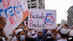 Bangladeshi Muslims protesting the French president’s support of secular laws allowing caricatures of the Prophet Muhammad march to lay siege on the French Embassy in Dhaka, Bangladesh, Nov.2, 2020. 