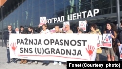 Pristalice Zeleno-levog fronta drže transparent ispred železničke stanice "Beograd centar" (foto: Fonet)