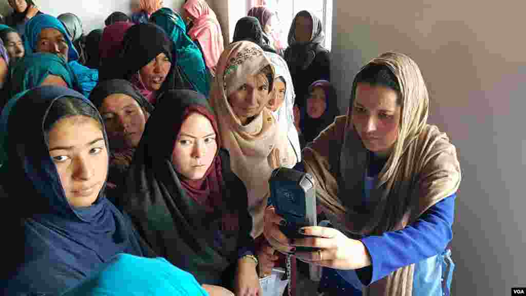 په ځینو انتخاباتي مرکزونو کې د خلکو گڼه گوڼه خورا زیاته وه