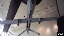 美国首都的华盛顿史密森国家航空航天博物馆展出的携带地狱火导弹的捕食者无人机(美国之音王南拍摄)。