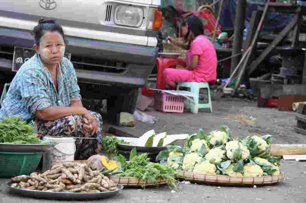 Seorang penjual sayur di pasar Rangoon (VOA-D.Schearf).