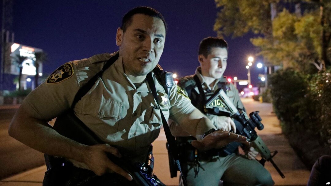 Policajci savetuju ljude da potraže zaklon u blizini mesta na kome je došlo do pucnjave, nedaleko od Madelej bej odmarališa i kazina u Las Vegasu, nedelja, 1. oktobar 2017.
