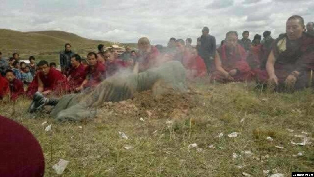 Para biksu Budha di Tibet melakukan doa bersama bagi seorang warga yang tewas dalam aksi bakar diri (foto: dok). 