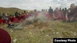 Para biksu Budha di Tibet melakukan doa bersama bagi seorang warga yang tewas dalam aksi bakar diri (foto: dok). 