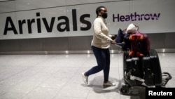 Une voyageuse arrive à l'aéroport de Heathrow, à Londres, en Grande-Bretagne, le 15 février 2021. 