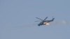 资料照片：缅甸空军一架直升机在联合演习中进行实弹射击。(2018年2月2日）