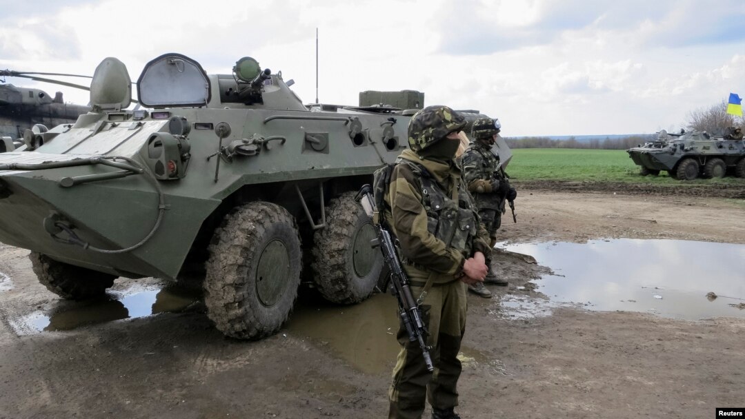 Tentara Ukraina disiagakan untuk melawan para separatis pro Rusia di Ukraina timur (15/4). 