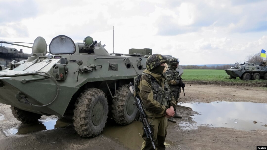 Ukraina zobitlari bronetransportyorda Uzum shahri yonida turibdi, 15-aprel, 2014-yil