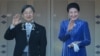 Kaisar Jepang Naruhito (kiri) dan Permaisuri Masako (kanan) muncul di balkon Istana Kekaisaran untuk memperingati ulang tahun ke-65 kaisar di Tokyo pada 23 Februari 2025. (Foto: AFP)