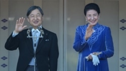 Kaisar Jepang Naruhito (kiri) dan Permaisuri Masako (kanan) muncul di balkon Istana Kekaisaran untuk memperingati ulang tahun ke-65 kaisar di Tokyo pada 23 Februari 2025. (Foto: AFP)