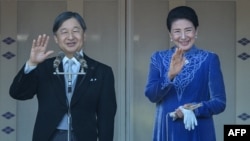 Kaisar Jepang Naruhito (kiri) dan Permaisuri Masako (kanan) muncul di balkon Istana Kekaisaran untuk memperingati ulang tahun ke-65 kaisar di Tokyo pada 23 Februari 2025. (Foto: AFP)