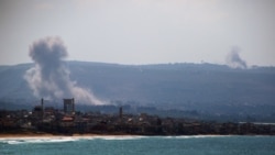 Asap mengepul setelah serangan Israel di wilayah el-Hosh dekat kota pelabuhan Tyre di Lebanon selatan, 24 September 2024. (HASSAN FNEICH / AFP)