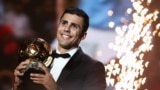 Rodri, jogador espanhol do Manchester City, vencedor da Bola de Ouro, do France Football, Teatro de Chatelet, Paris, 28 outubro 2024. (Foto de FRANCK FIFE / AFP)