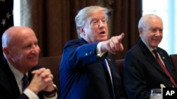 2017年12月13日，川普總統和奧林·哈奇參議員（右）和凱文·布雷迪眾議員（左）在白宮談減稅法案。 