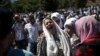 Seorang perempuan menangis saat sisa-sisa jenazah putranya dimakamkan di kompleks memorial Potocari dekat Srebrenica, 150 kilometer sebelah timur laut Sarajevo, Bosnia dan Herzegovina (11/7).&nbsp;​(AP/Marko Drobnjakovic)