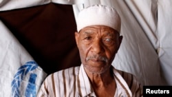 Des Libyens déplacés de la ville de Taouarga vivent dans des préfabriqués sur un chantier de construction à la périphérie de Benghazi le 9 juillet 2012.