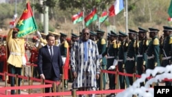 Le président français Emmanuel Macron et son homologue burkinabè Roch Marc Christian Kabore lors d'une cérémonie au Palais présidentiel, à Ouagadougou, le 28 novembre 2017.