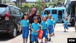 Pegiat lintas iman, Asifa Khoirunnisa, mendampingi para pelajar BPK Penabur dalam 'Jelajah Jalur Bhinneka' di Bandung, Jumat, 15 November 2019. (Foto: Rio Tuasikal/VOA)