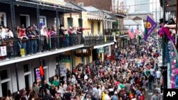 ARCHIVO - La famosa calle Bourbon en Nueva Orleans, con un mar de gente, durante las celebraciones del Mardi Gras en febrero de 2012.