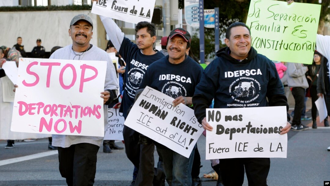 Para aktivis imigrasi melakukan aksi unjuk rasa menentang penangkanpan dan deportasi imigran ilegal, di depan kantor dinas imigrasi AS (ICE) di Los Angeles (foto: dok). 