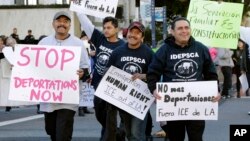 Para aktivis imigrasi melakukan aksi unjuk rasa menentang penangkanpan dan deportasi imigran ilegal, di depan kantor dinas imigrasi AS (ICE) di Los Angeles (foto: dok). 