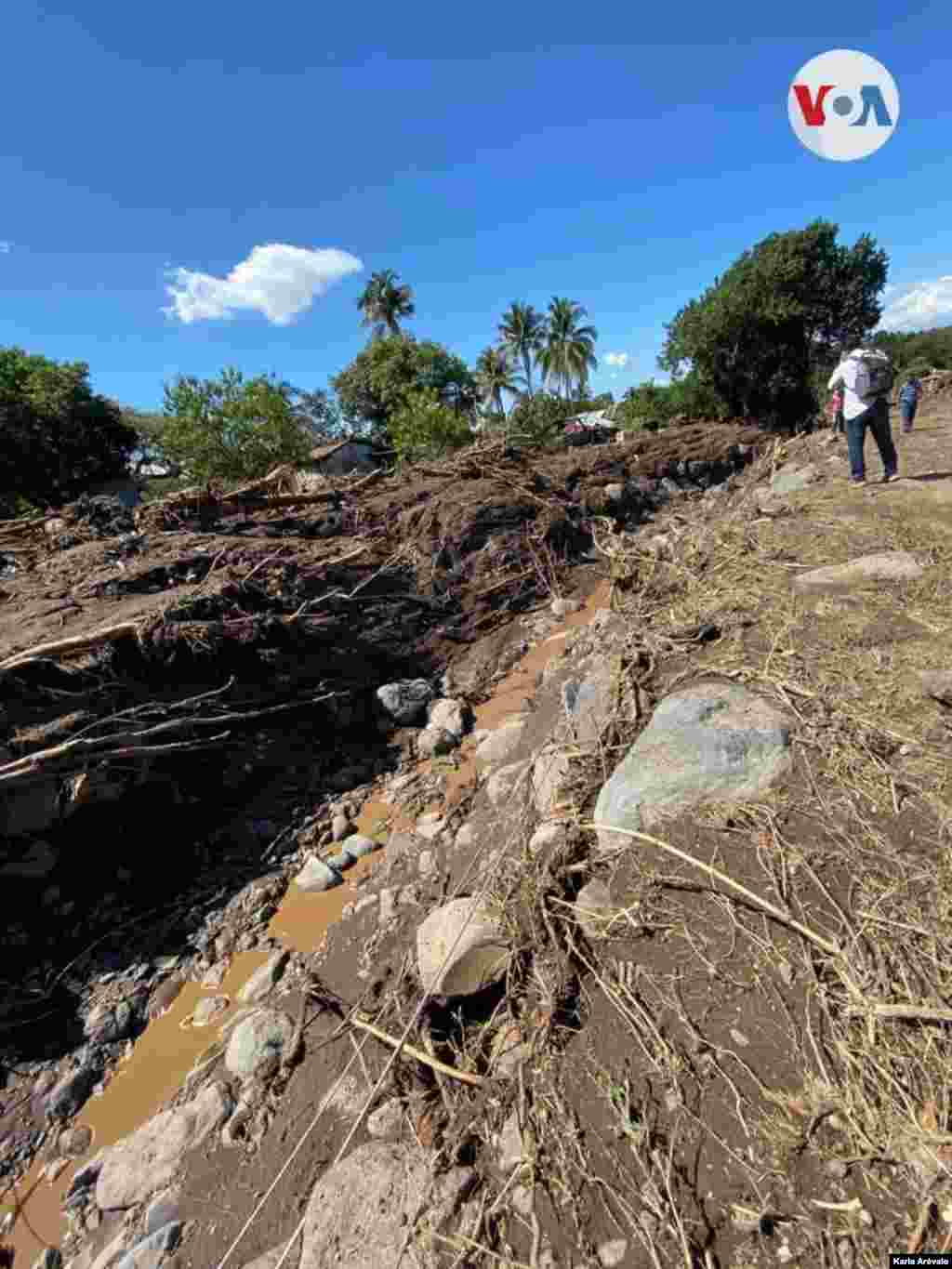 El ministro de Gobernaci&#243;n, Mario Dur&#225;n, confirm&#243; que nueve personas fueron encontradas muertas en un trayecto de 4 km que tuvo de recorrido el deslave. Foto Karla Ar&#233;valo/VOA.