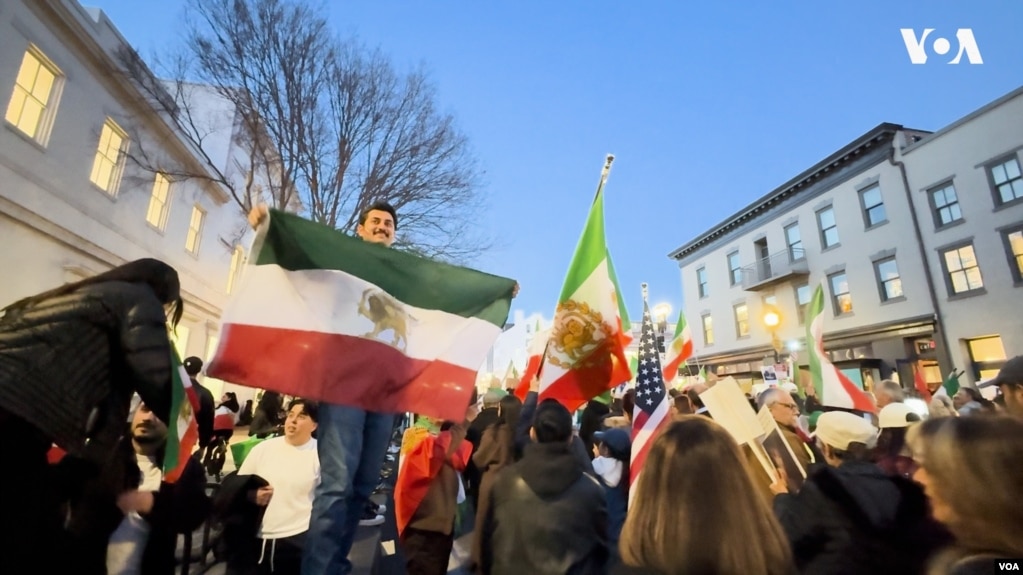 2026年2月28日,在美国首都华盛顿特区的乔治城,数千名伊朗裔美国人上街庆祝哈梅内伊身亡。