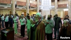 Jemaah sebuah masjid di Teheran, Iran, menjaga jarak saat melakukan salat, di tengah pandemi corona, 30 April 2020. (Foto: WANA (West Asia News Agency)/Ali Khara via REUTERS ). 