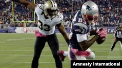 El recibidor Kenbrell Thompkins (85) captura el ovoiden sobre la línea de gol en la última jugada que dio la victoria a los Patriotas sobre los Santos, 27 a 23.