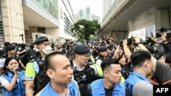2024 年 5 月 30 日，香港西九龍裁判法院外，警方試圖限制在場採訪的記者。
