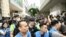2024 年 5 月 30 日，香港西九龍裁判法院外，警方試圖限制在場採訪的記者。