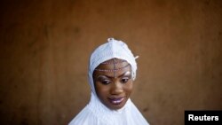 Une future mariée quelques minutes avant la célébration de son mariage à Djicoroni, Bamako, le 24 avril 2014.