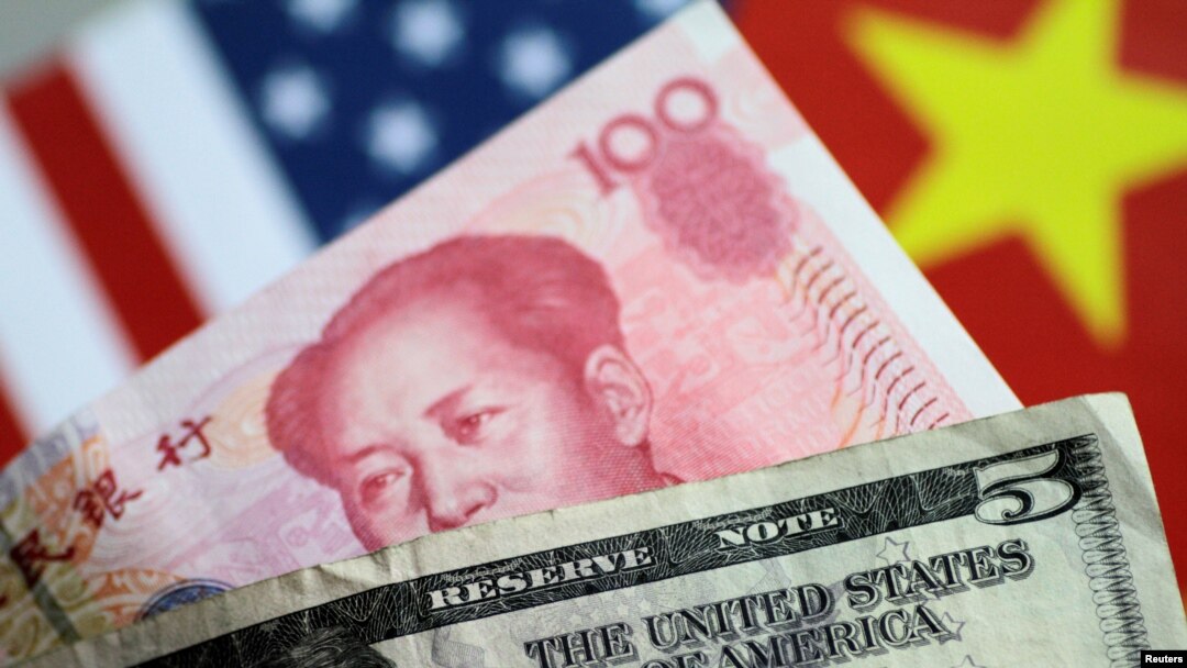 Uang kertas dolar dan yuan, 2 Juni 2017. (Foto: Reuters) 