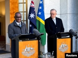 FILE - Perdana Menteri Kepulauan Solomon Jeremiah Manele bersama Perdana Menteri Australia Anthony Albanese di parlemen nasional Australia, Canbera, pada kunjungan pertamanya ke Australia, 26 Juni 2024. (REUTERS/Peter Hobson)
