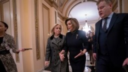 La presidente de la Cámara de Representantes, Nancy Pelosi (centro), en el Capitolio.Pelosi pidió resguardar a las tropas estadounidenses después que fue informada de los ataques con misiles de Irán a bases iraquíes donde se albergan fuerzas de EEUU. Foto de archivo.