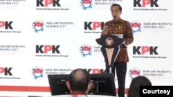 Presiden Jokowi dalam peringatan Hari Anti Korupsi Sedunia 2021 di Gedung KPK, Jakarta (foto: dok/Biro Setpres RI). 