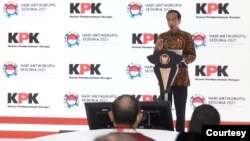 Presiden Jokowi hadir dalam peringatan Hari Anti Korupsi Sedunia di Gedung KPK, Jakarta, pada 9 Desember 2021. Pada saat itu, ia mengatakan masyarakat belum puas terhadap upaya pemberantasan korupsi yang dilakukan oleh KPK dan aparat penegak hukum lainnya (Foto: Biro Setpres)