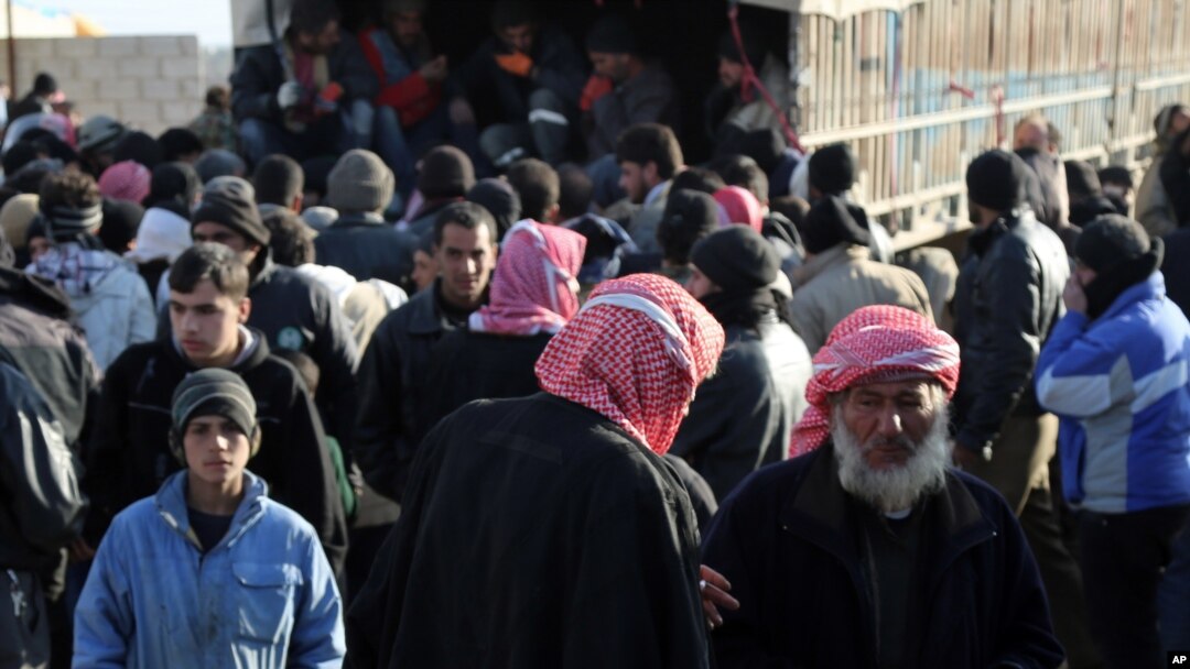 Refugiados sirios que huyen de la conflictiva región de Azaz, llegaron en un camión al cruce fronterizo de Bab al-Salam, en Siria, el viernes, 5 de febrero de 2016. 