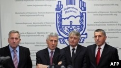 Politicki predstavnici Albanaca sa juga Srbije Šaip Kamberi (desno) i Riza Halimi (drugi s leva) su na konferenciji za novinare u Bujanovcu situaciju opisali kao "nepotreban politički skandal".