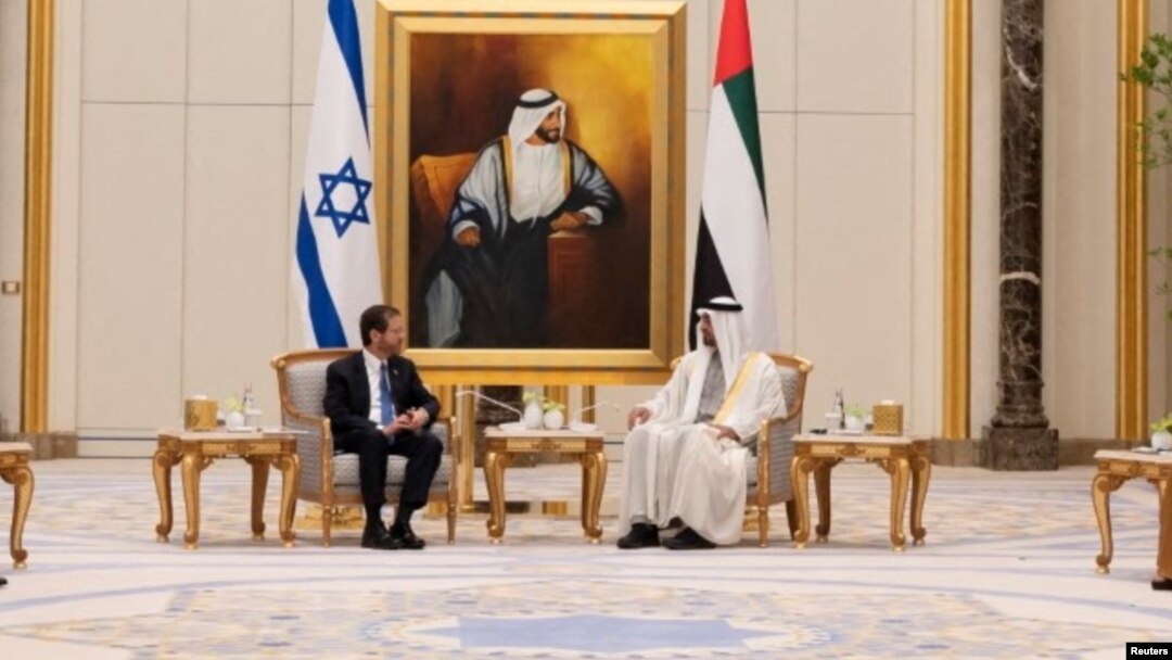 Presiden Israel Isaac Herzog diterima oleh Putra Mahkota Uni Emirat Arab Sheikh Mohammed bin Zayed al-Nahyan di Abu Dhabi, hari Minggu (30/1). 