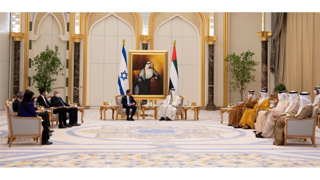 Presiden Israel Isaac Herzog bertemu dengan Putra Mahkota Abu Dhabi Sheikh Mohammed bin Zayed al-Nahyan di Abu Dhabi, Uni Emirat Arab, 30 Januari 2022. (Mohamed Al Hammadi/Kementerian Kepresidenan/WAM/Handout via REUTERS)