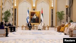 아이작 헤르조그(가운데 왼쪽) 이스라엘 대통령과 무함마드 빈 자예드 알나흐얀(가운데 오른쪽) 아랍에미리트(UAE) 왕세제가 30일 아부다비에서 환담하고 있다.