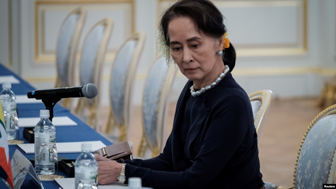 ARHIVA - Premijerka Mjanmara Aung San Su Ći čeka dolazak predstavnika japanske delegacije, tokom samita Mjanmara i Japana, 9. oktobra 2018. (Foto: Reuters)