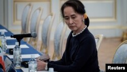 ARHIVA - Premijerka Mjanmara Aung San Su Ći čeka dolazak predstavnika japanske delegacije, tokom samita Mjanmara i Japana, 9. oktobra 2018. (Foto: Reuters)